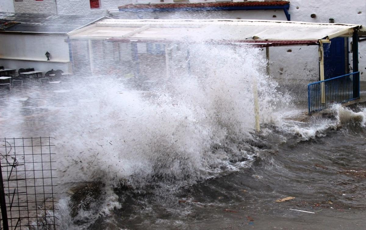 Muğla'yı fırtına vurdu! Şiddetli geldi, hayat kabusa d&ouml;nd&uuml;
