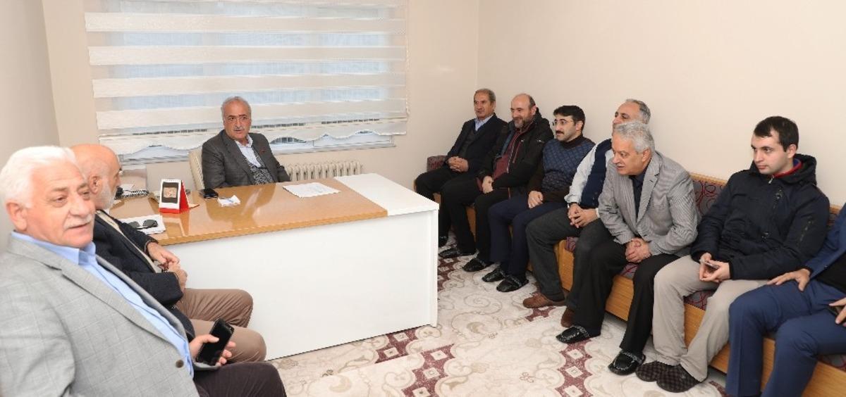 Rekt&ouml;r &Ccedil;omaklı, gen&ccedil;lerle bir araya geldi