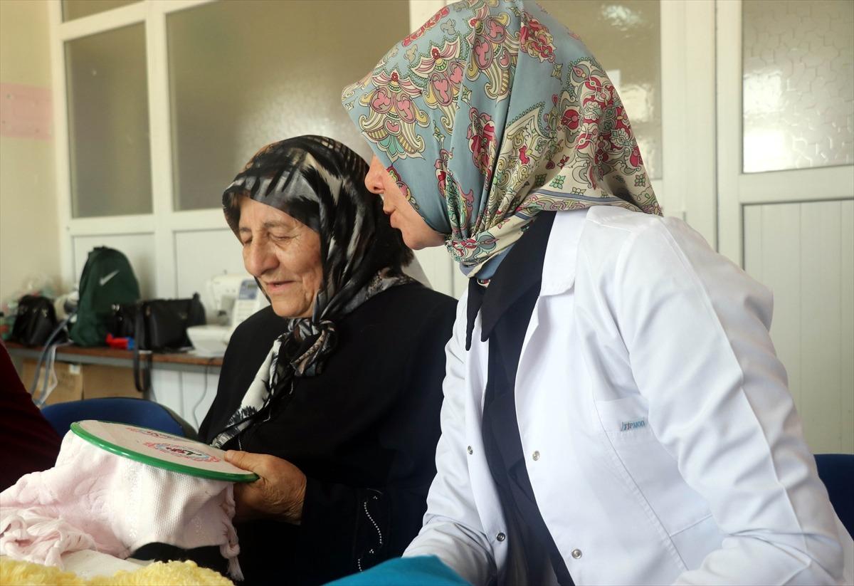 Halk eğitim merkezinin 84 yaşındaki &ouml;ğrencisi: Nazmiye nine