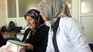 Halk eğitim merkezinin 84 yaşındaki öğrencisi: Nazmiye nine