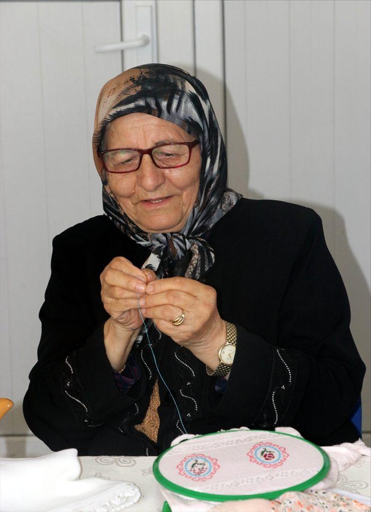 Halk eğitim merkezinin 84 yaşındaki öğrencisi: Nazmiye nine G2