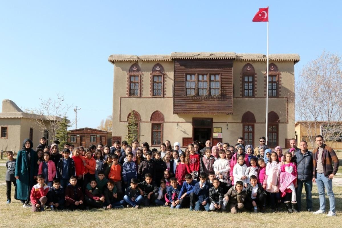 G&uuml;rpınarlı &ouml;ğrenciler hem gezdi hem eğlendi