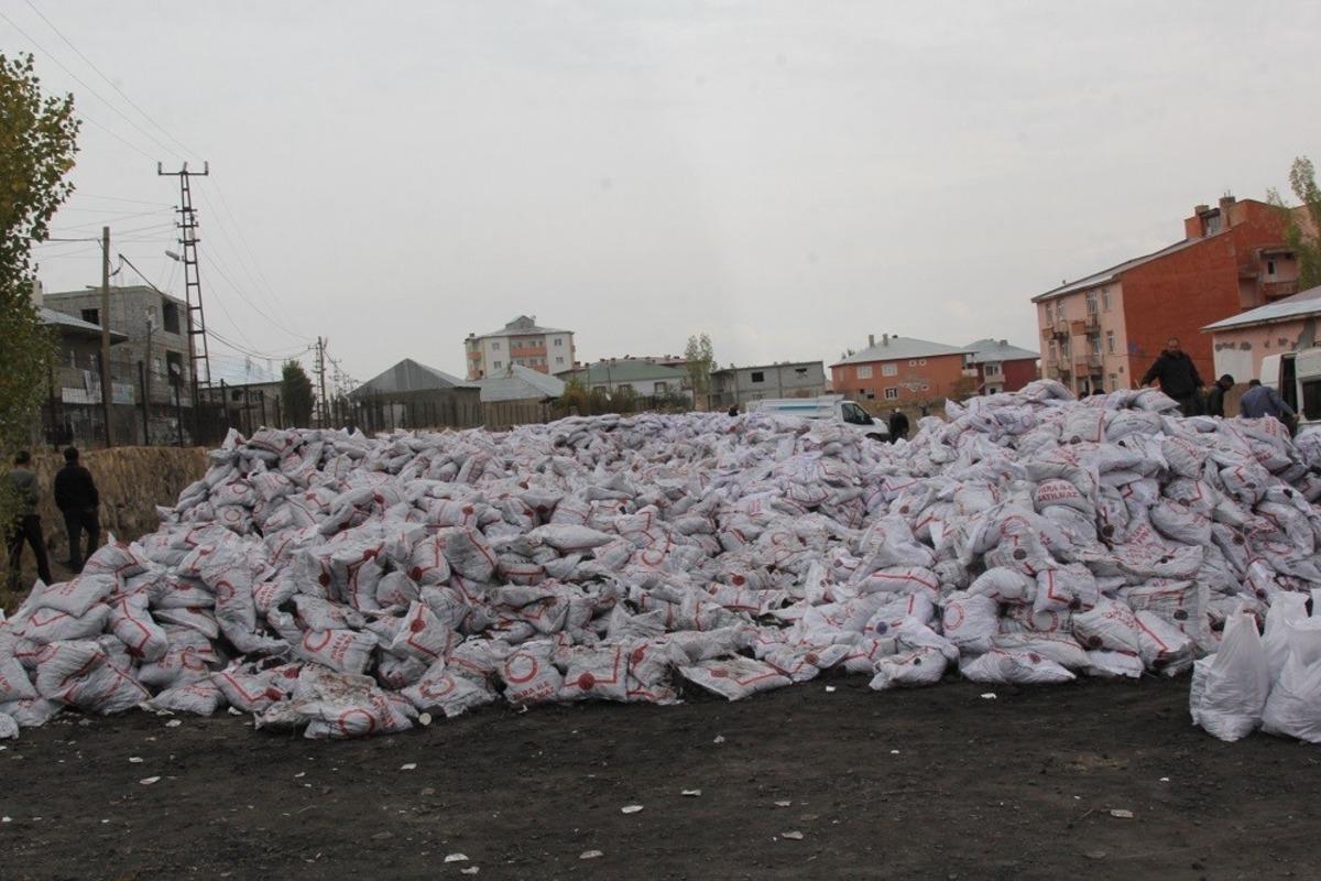 Başkale&rsquo;de 4 bin 750 aileye k&ouml;m&uuml;r yardımı