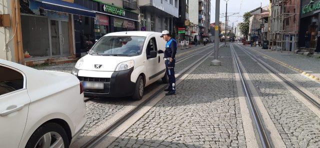 Tramvay yoluna park eden araçlara sıkı denetim