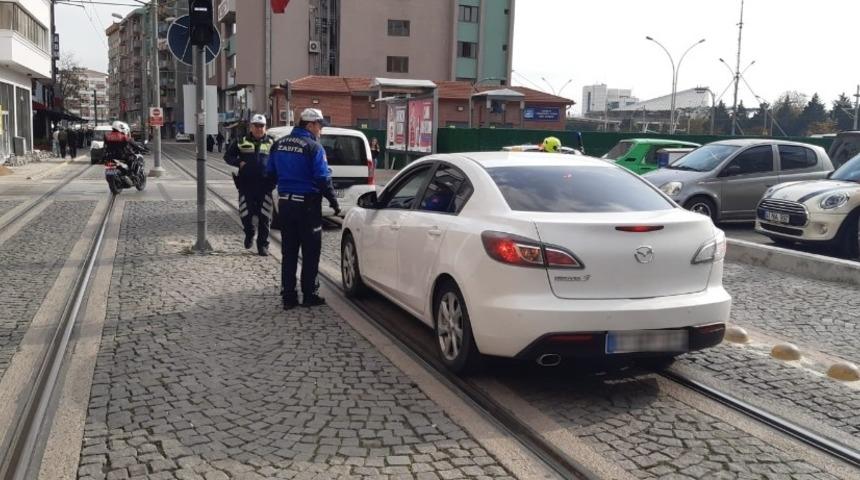 Tramvay yoluna park eden araçlara sıkı denetim