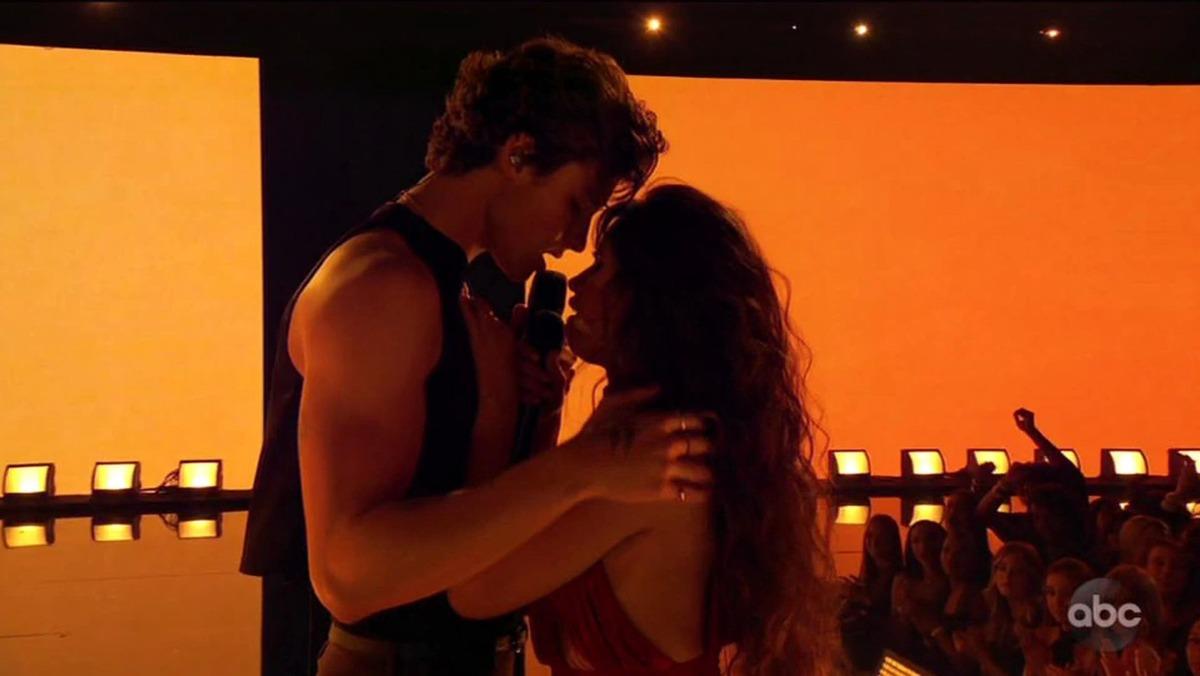 Camila Cabello ile Shawn Mendes g&ouml;steriyi &ouml;p&uuml;şmeden bitirdi!