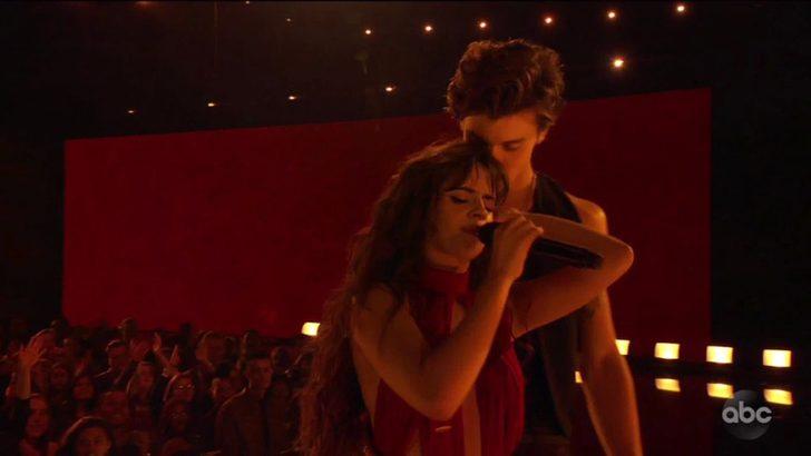 Camila Cabello ile Shawn Mendes gösteriyi öpüşmeden bitirdi! G2