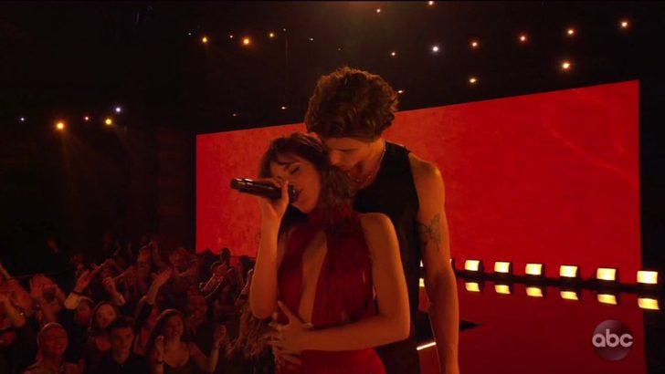 Camila Cabello ile Shawn Mendes gösteriyi öpüşmeden bitirdi! G3