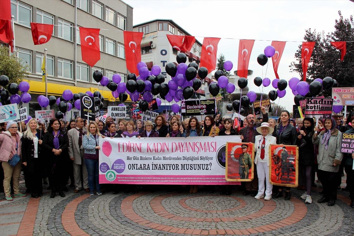 Kadına şiddetle m&uuml;cadele i&ccedil;in "mor ve siyah balonlar" u&ccedil;uruldu