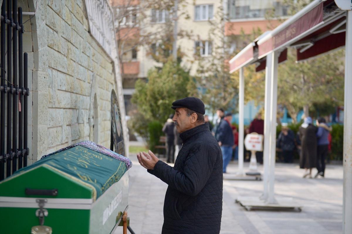 Boşandığı eşi tarafından satırla &ouml;ld&uuml;r&uuml;len kadın toprağa verildi