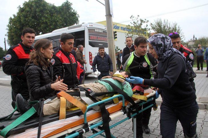 Otomobil yaya geçidinde öğrenciye çarptı G3