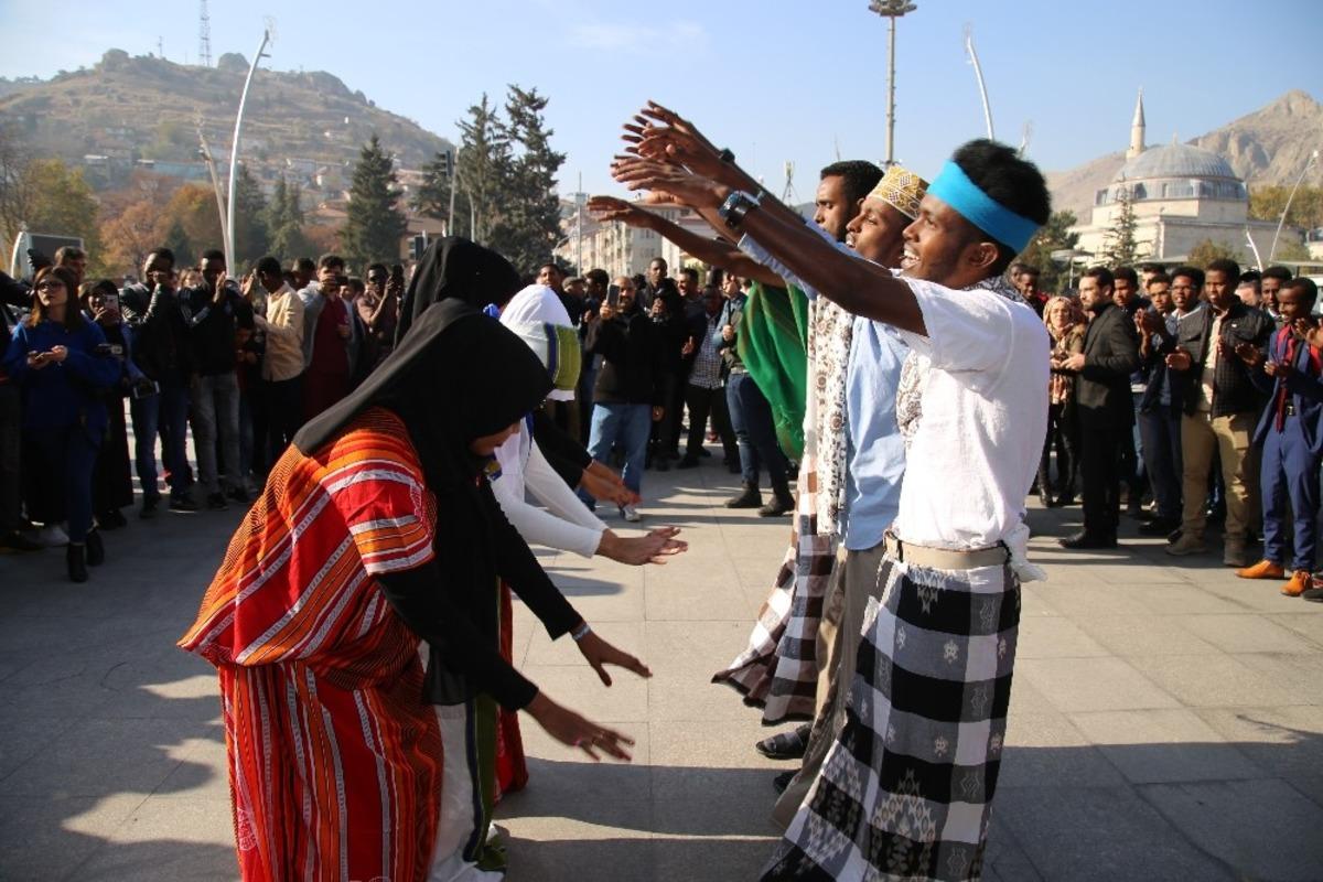 &Ouml;nce yemeklerini sonra k&uuml;lt&uuml;rel dansların sergilediler
