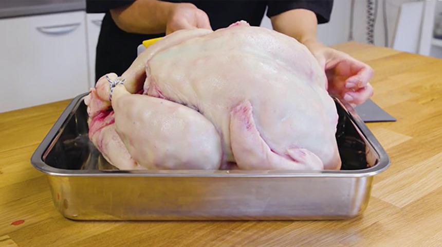 Karşınızdaki gerçek bir hindi gibi görünüyor ancak kesince gerçek ortaya çıkıyor