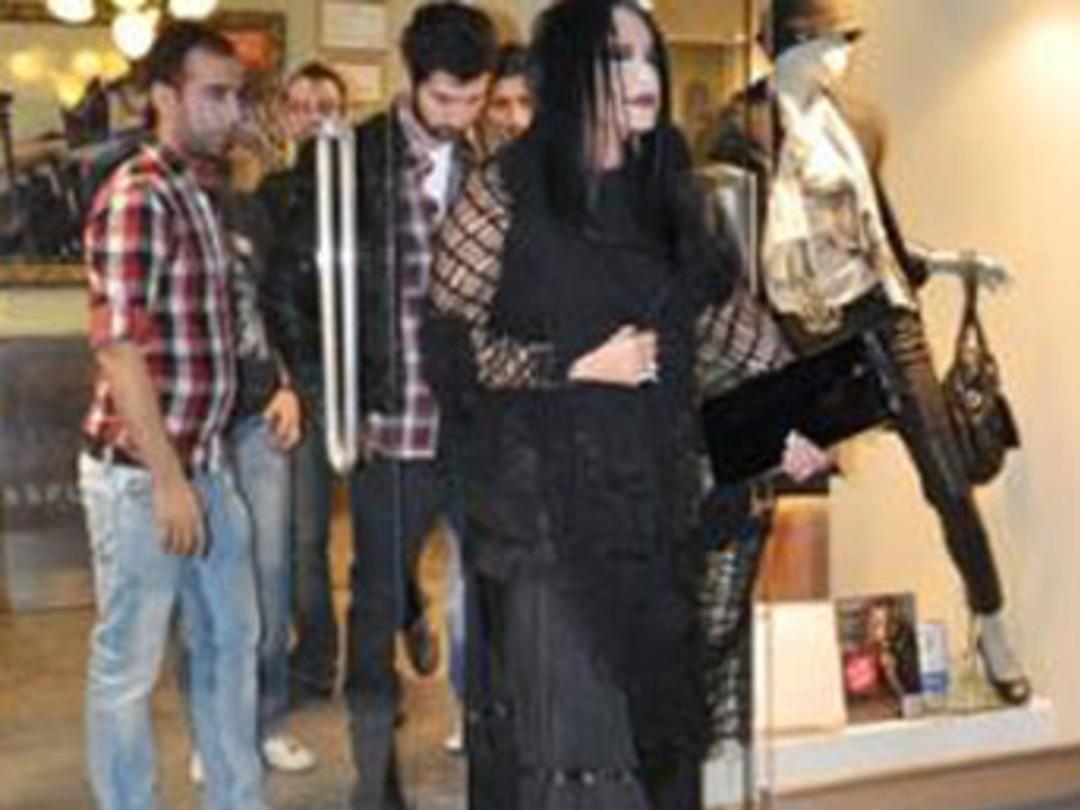 Sevgili i&ccedil;in mağaza kapattı