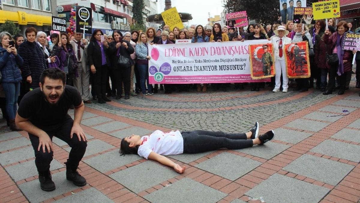 Kadına şiddet tiyatrosu ağlattı