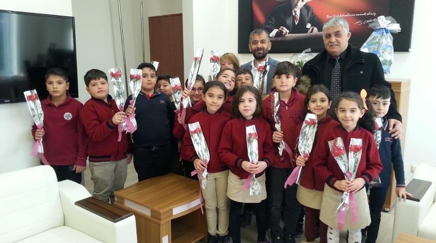 &Ouml;ğrencilerden ağız ve diş sağlığı doktorlarına s&uuml;rpriz ziyaret