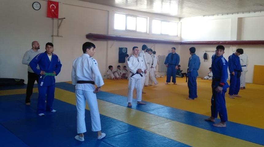 Sivaslı ve Tokatlı judoculardan ortak &ccedil;alışma
