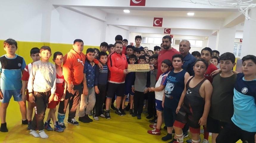 D&uuml;nya şampiyonu G&ouml;zel, sporcularla buluştu