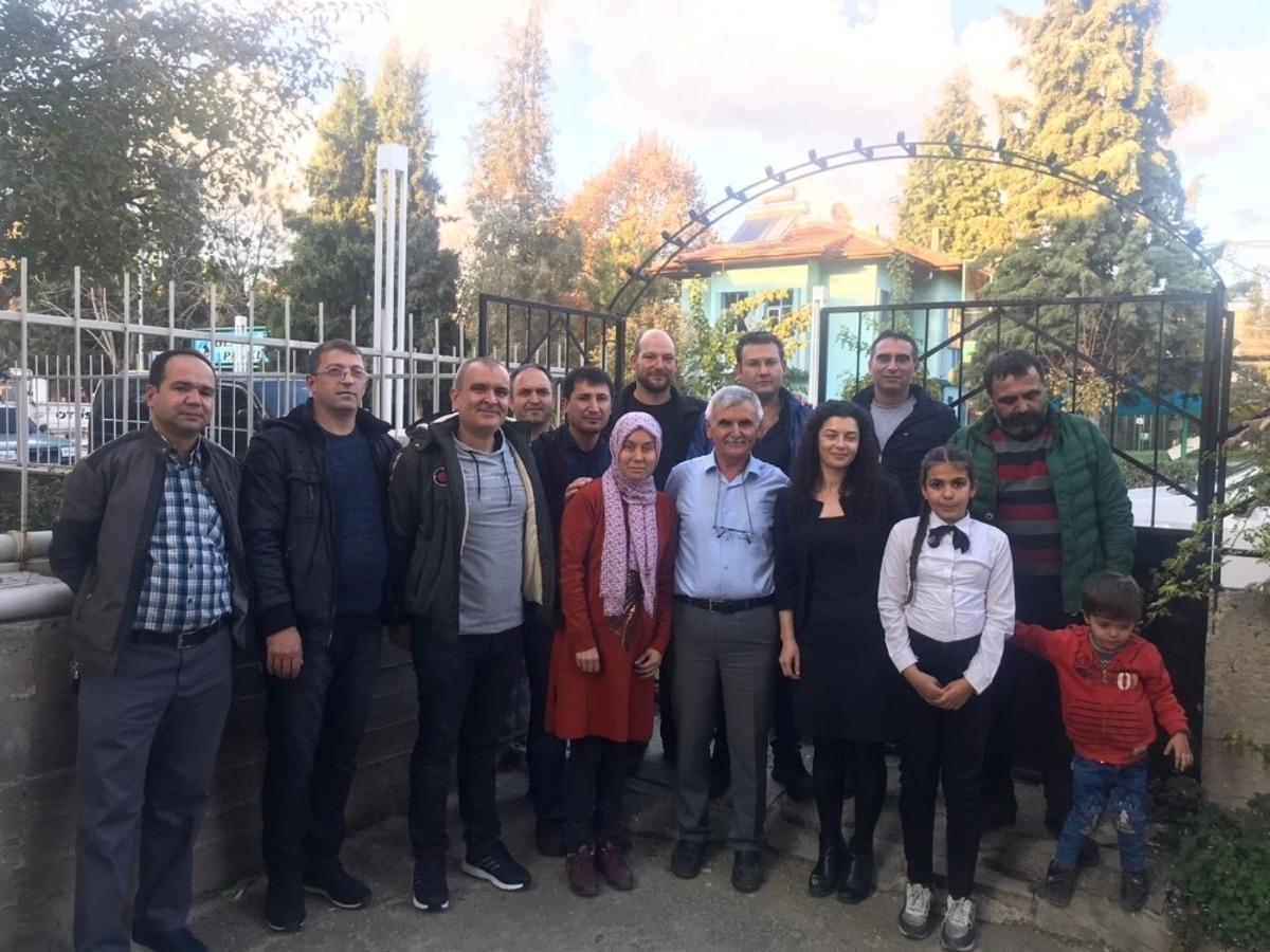 27 yıl sonra bir araya gelip, &ouml;ğretmenlerine s&uuml;rpriz yaptılar