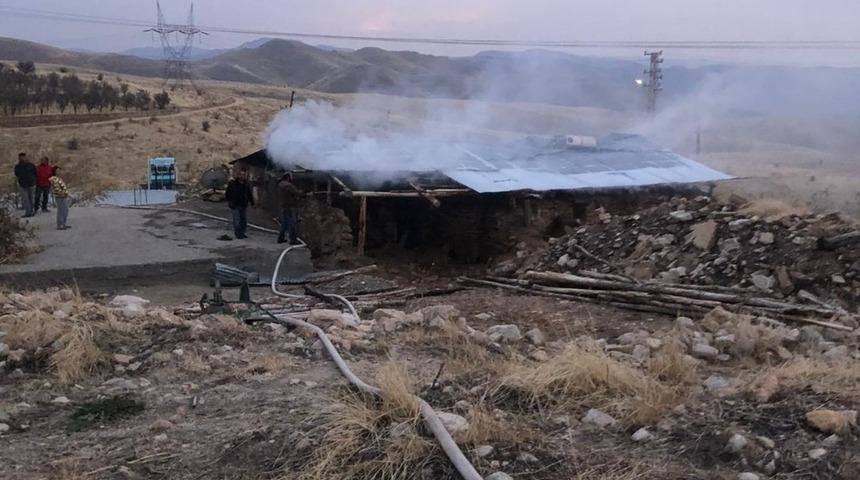 Ocaktan sı&ccedil;rayan kıvılcım yaşlı adamın evini yaktı