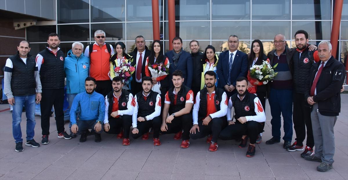 Curling Milli Takımı kafilesine Erzurum'da davullu zurnalı karşılama