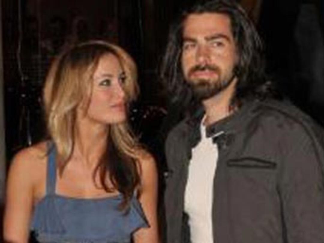 Y&uuml;zler g&uuml;l&uuml;yor