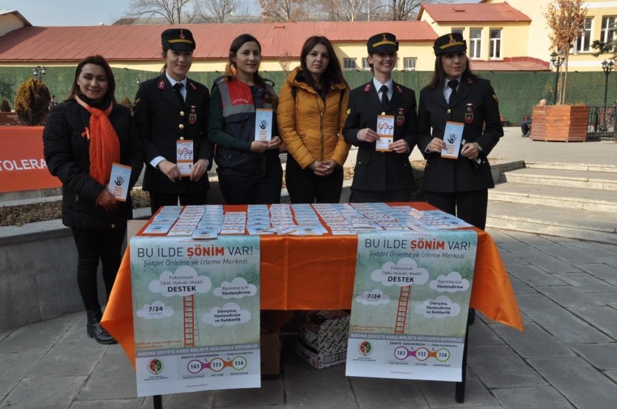 Kars&rsquo;ta kadına şiddete dikkat &ccedil;ekildi