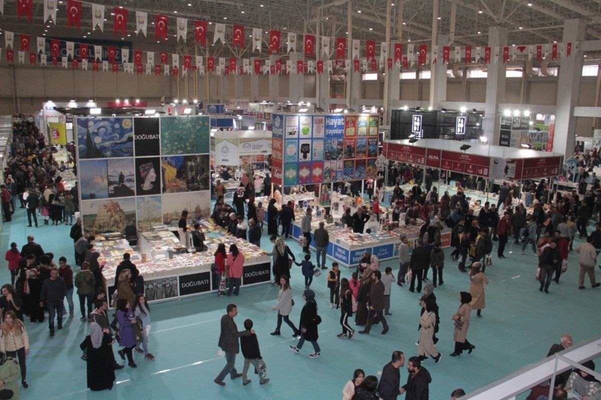 Kitap fuarını 4 g&uuml;nde 200 bin kişi ziyaret etti