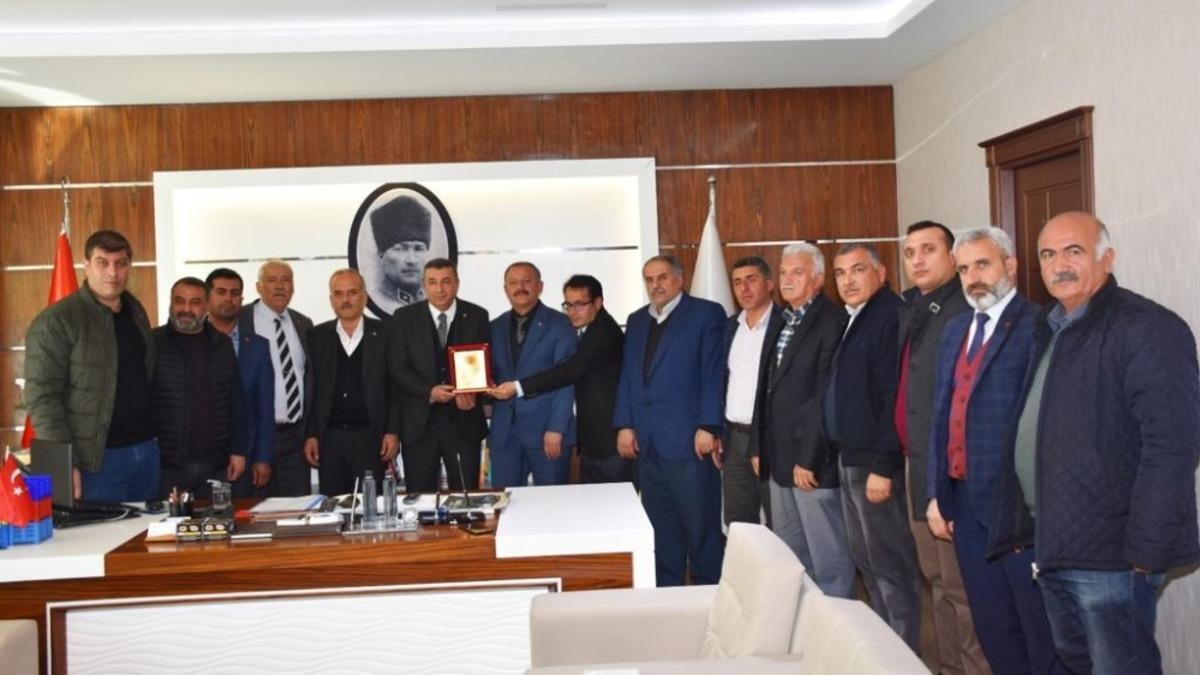 Yeşilyurt mahalle muhtarlarından Başkanı &Ouml;zcan&rsquo;a plaket