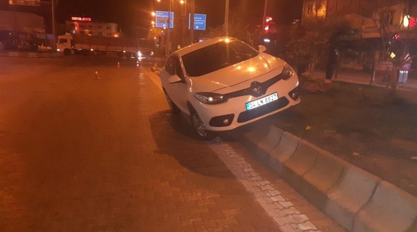 Virajı alamayan otomobil ref&uuml;je &ccedil;ıktı