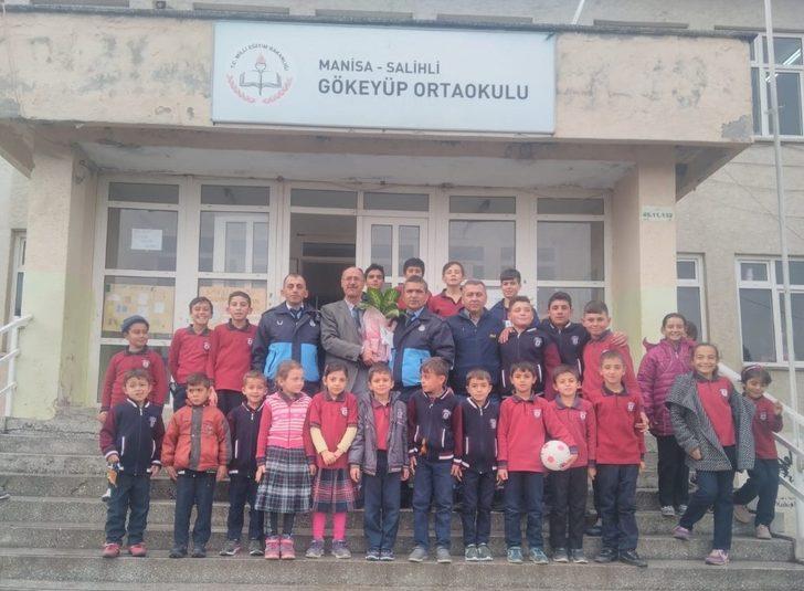 Eğitimci başkandan öğretmenlere çiçekli kutlama G1