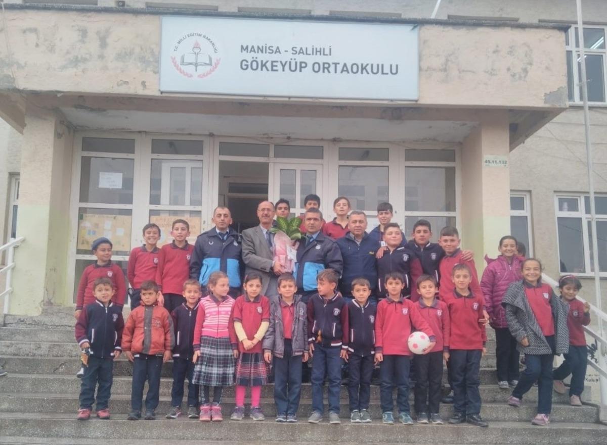 Eğitimci başkandan &ouml;ğretmenlere &ccedil;i&ccedil;ekli kutlama