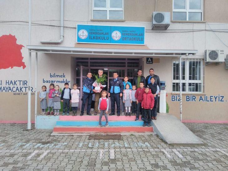 Eğitimci başkandan öğretmenlere çiçekli kutlama G3