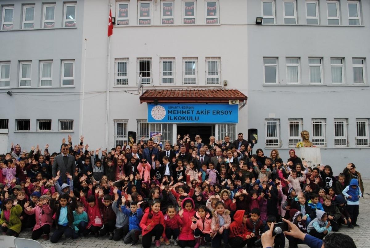 Minik y&uuml;rekler, &ouml;ğretmenleri i&ccedil;in en g&uuml;zel g&ouml;sterilerini sundular