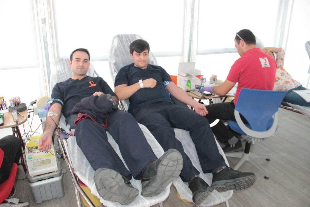 Kadına şiddete dikkat &ccedil;ekmek i&ccedil;in kan verdiler