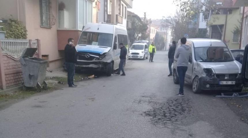 Hafif ticari araç ile yolcu minibüsü çarpıştı: 3 hafif yaralı