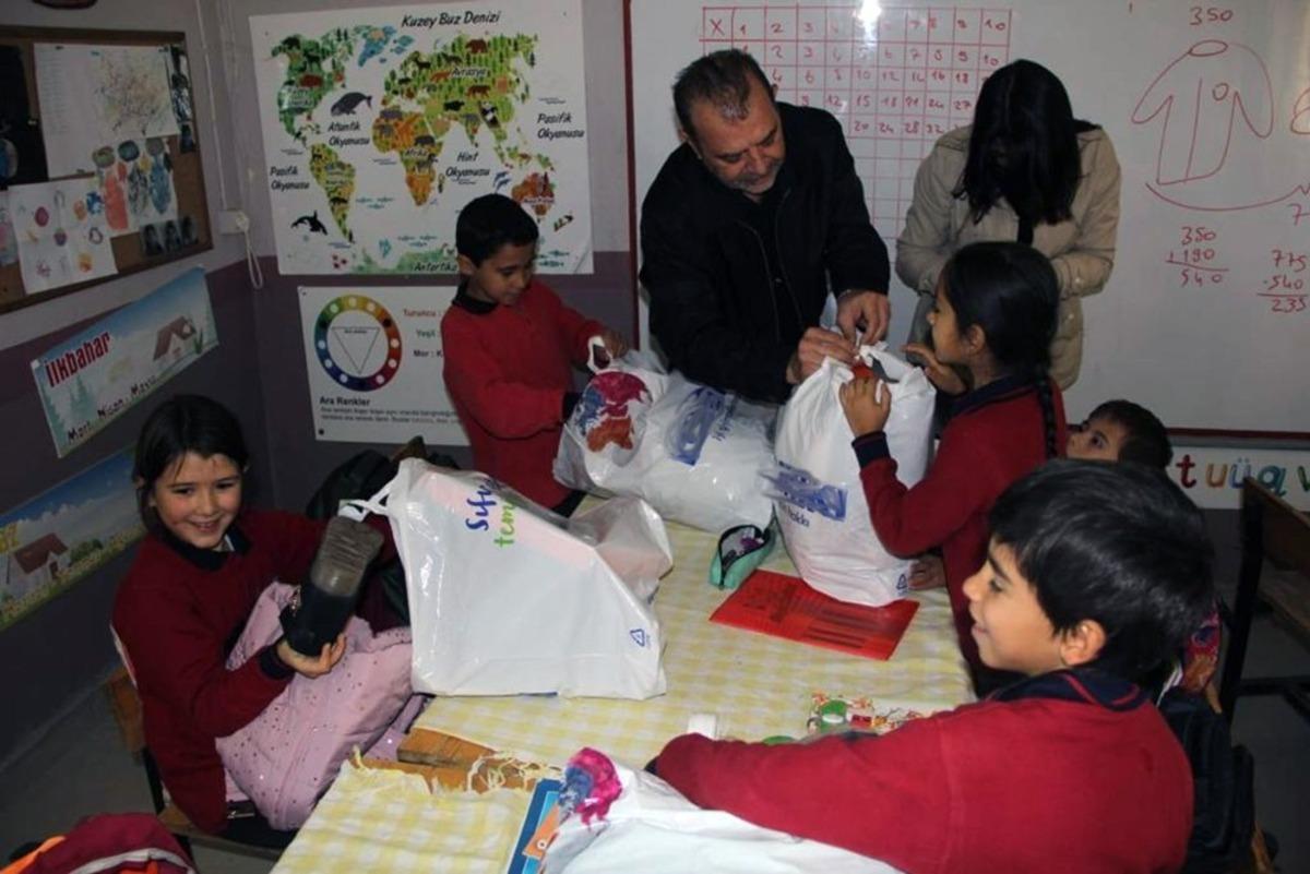 Şifa dağıtan eller, bu defa yardım dağıttı