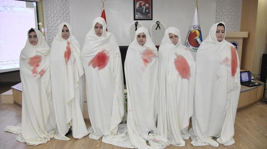 Kadına y&ouml;nelik şiddete kanlı kefen giyerek dikkati &ccedil;ekmeye &ccedil;alıştılar