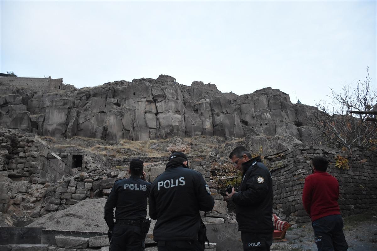 Kiracısının oturduğu evini ateşe verip kayalıklara &ccedil;ıktı