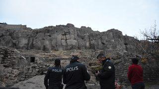 Kiracısının oturduğu evini ateşe verip kayalıklara çıktı