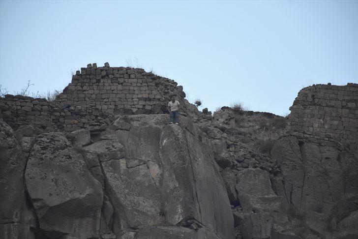 Kiracısının oturduğu evini ateşe verip kayalıklara çıktı G3
