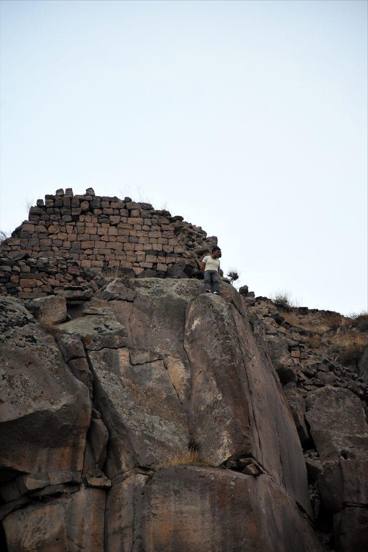 Kiracısının oturduğu evini ateşe verip kayalıklara çıktı G5