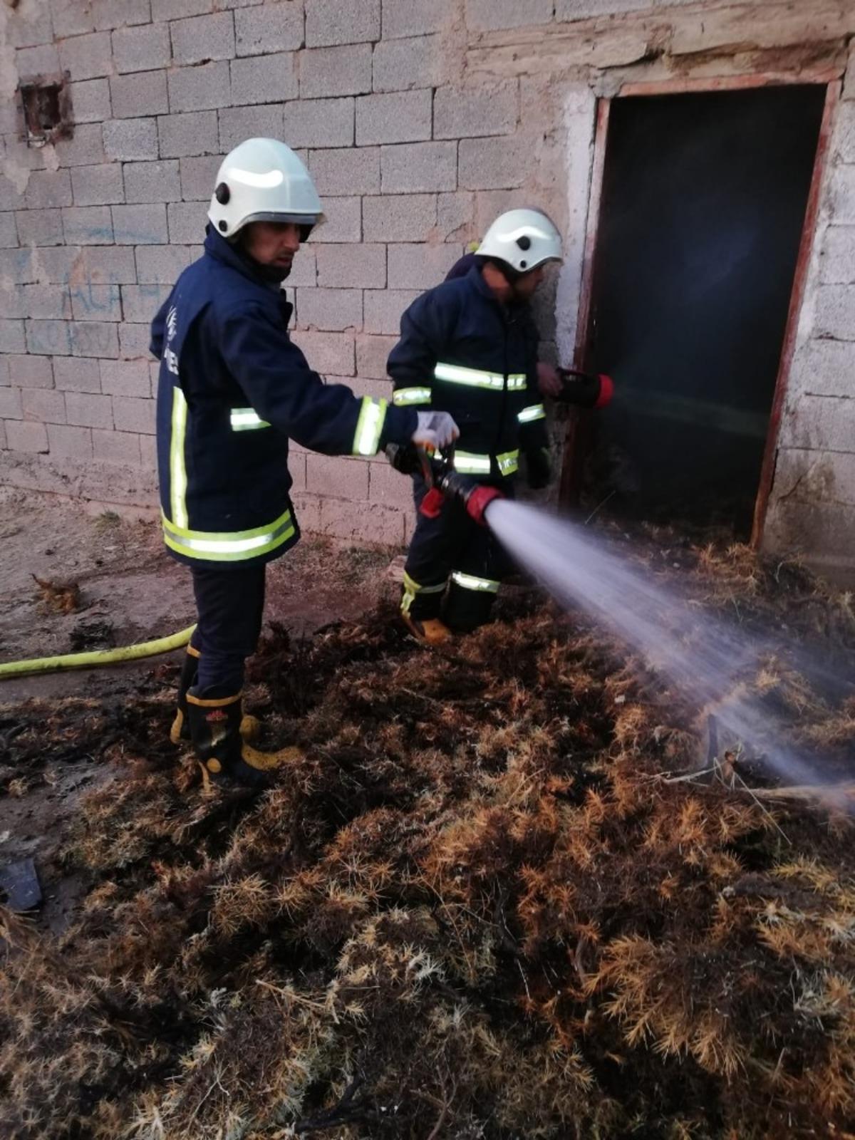 &Ouml;zalp&rsquo;ta samanlık yangını