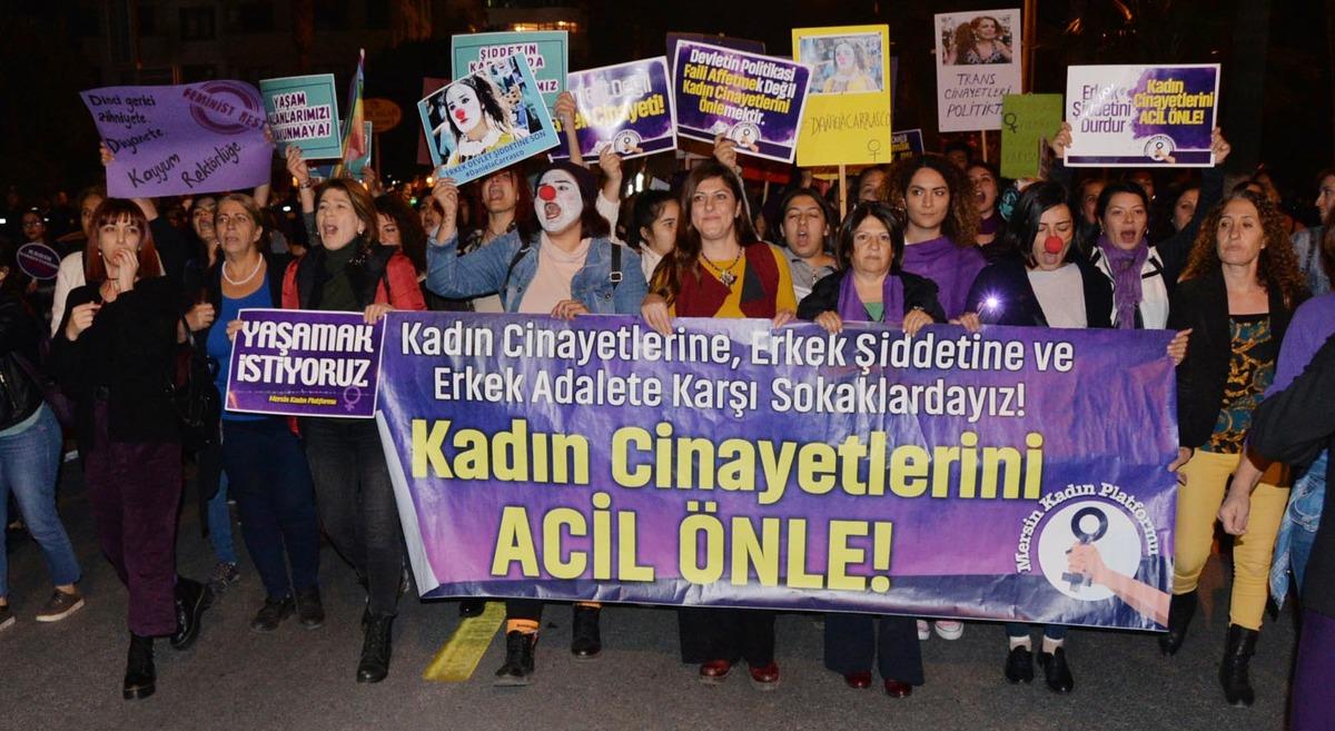 Mersin'de kadınlar şiddete karşı y&uuml;r&uuml;d&uuml;