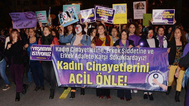 Mersin'de kadınlar şiddete karşı yürüdü