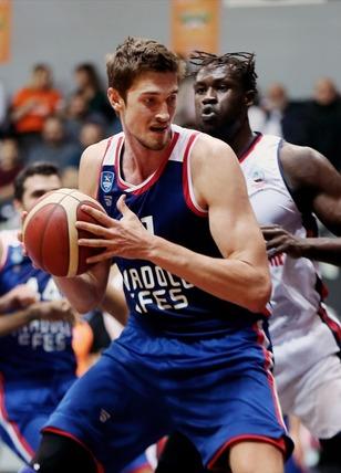 Efes ligde de tutulmuyor!