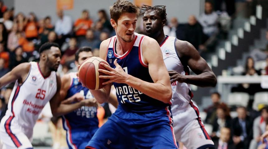 Efes ligde de tutulmuyor!