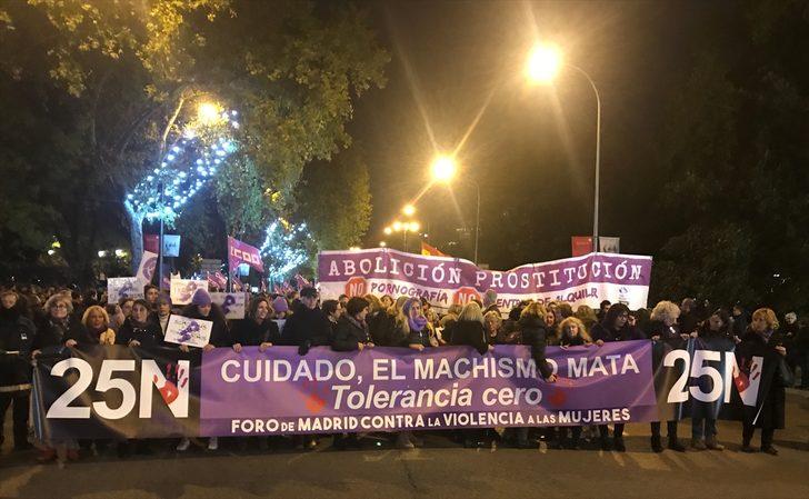 İspanyollar kadına yönelik şiddete karşı meydanlara indi G1