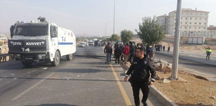 Yer: Şanlıurfa! Öğrenciler lastik yakıp yol kapattı G1