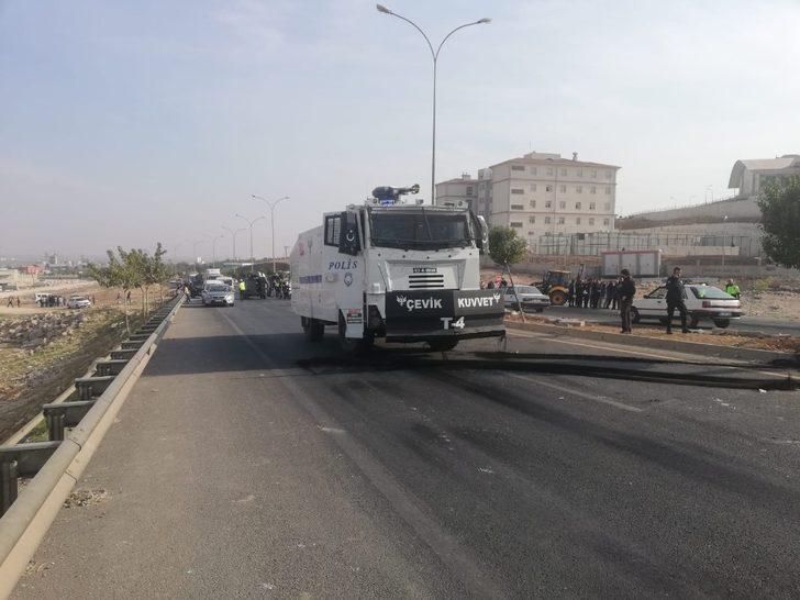 Yer: Şanlıurfa! Öğrenciler lastik yakıp yol kapattı G2